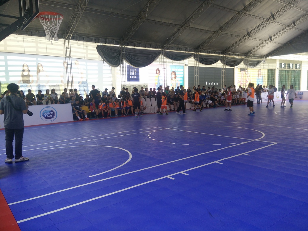 Sistema de piso entrelazado suspendido para cancha de baloncesto