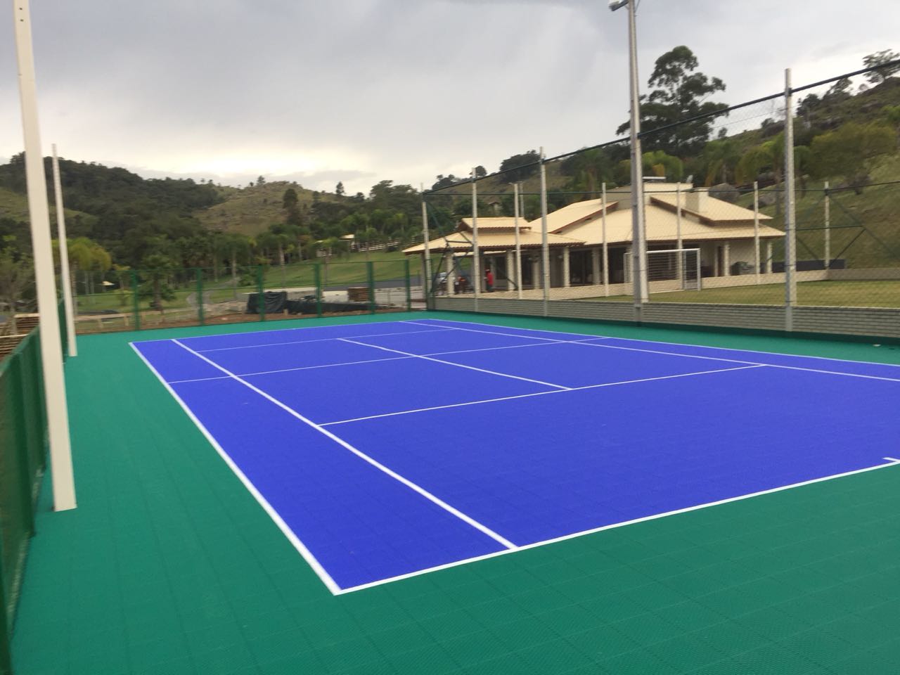 Baldosas entrelazadas para pistas deportivas de pádel